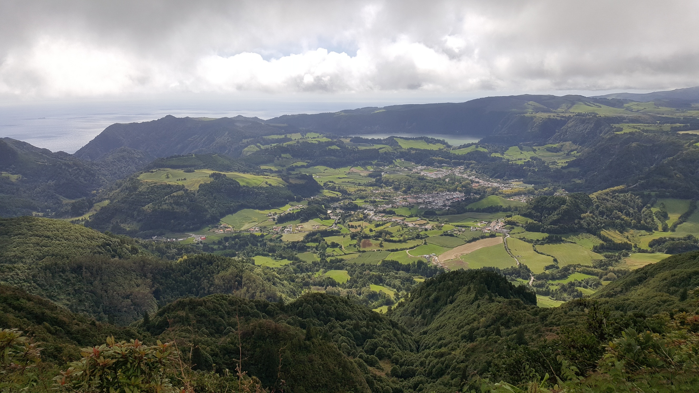 Portugal Azores Sao Miguel, Eastern High Ridge and Pico da Vara, Towards Lake Furnas from high eastern ridge, Walkopedia