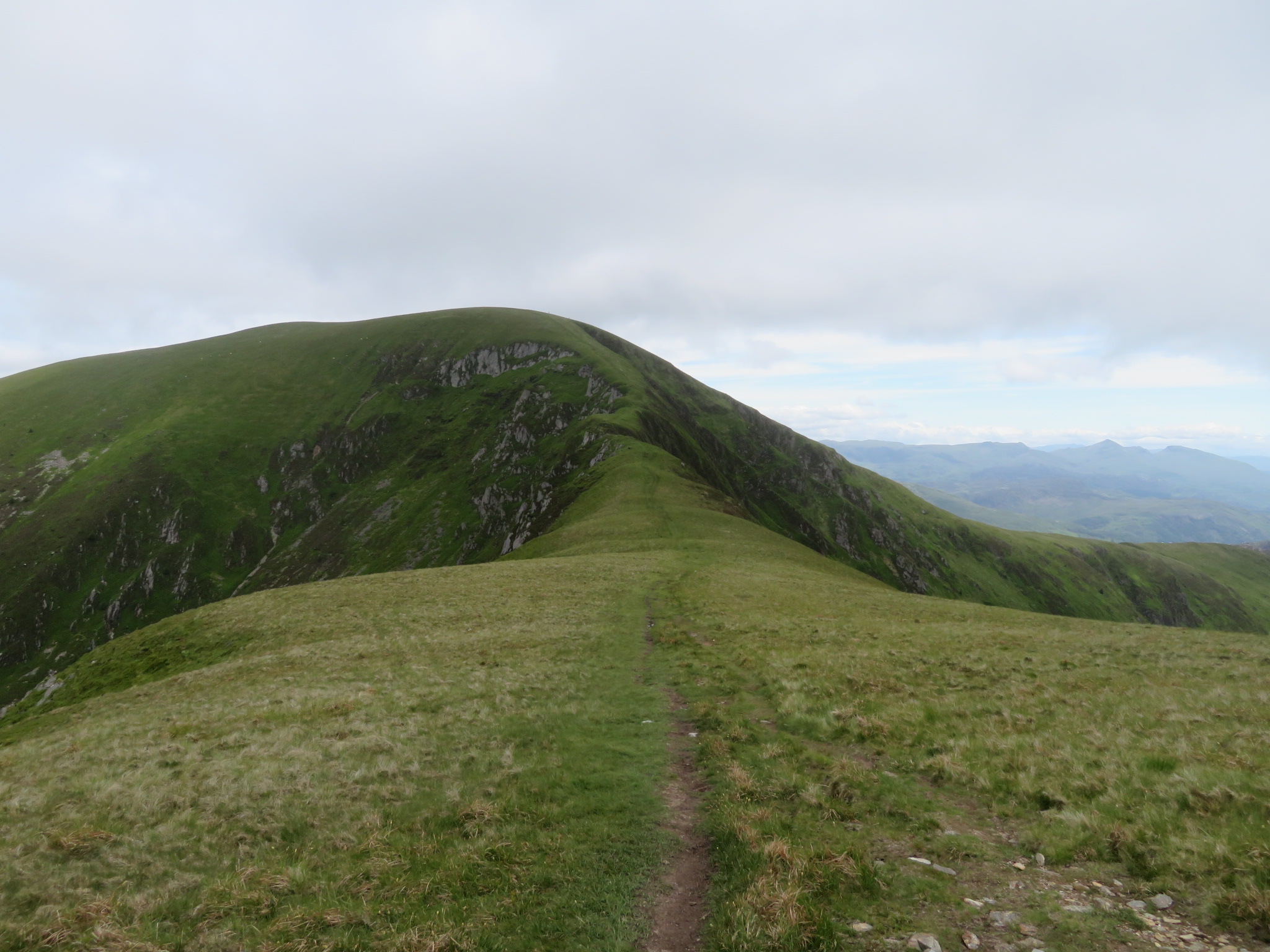 United Kingdom Wales Snowdonia, Snowdonia, Nantlle Ridge, back to narrow neck from below Obelisk, Walkopedia