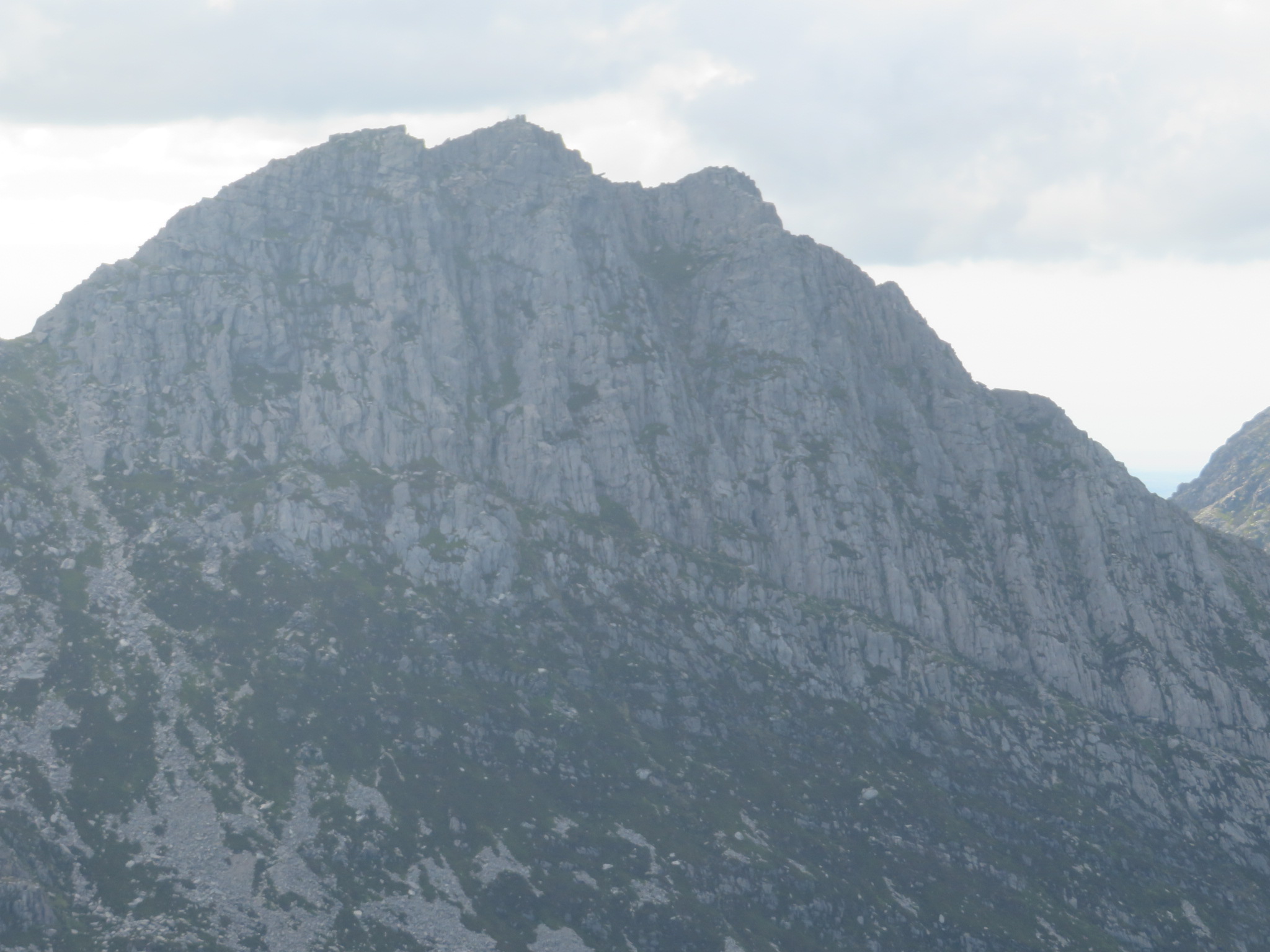 United Kingdom Wales Snowdonia, Tryfan, Tryfan, Heather Terrace, from Y Foel Goch, Walkopedia