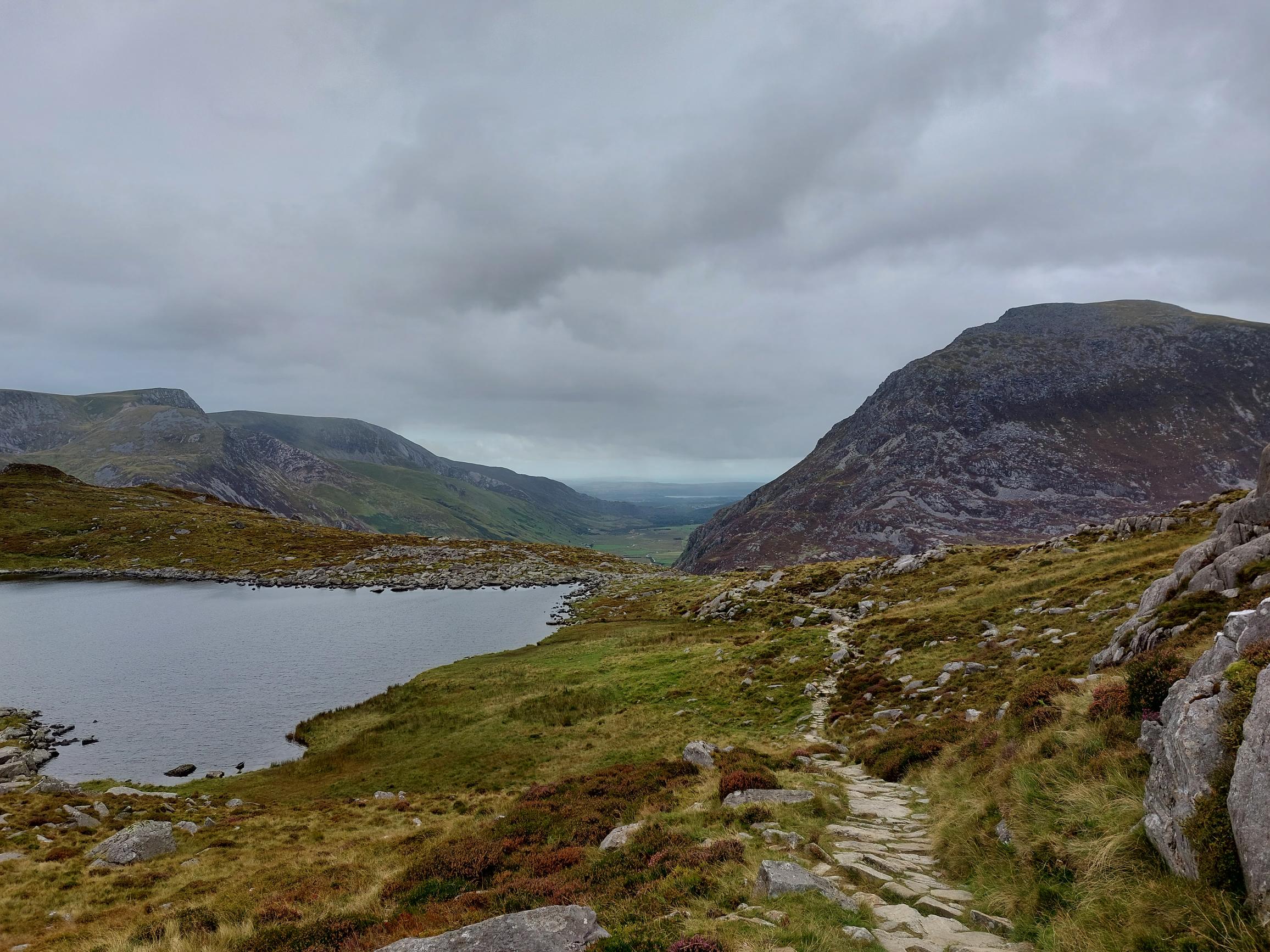 United Kingdom Wales Snowdonia, Tryfan, Llyn Bochlwyd, Carnedd behind, Walkopedia