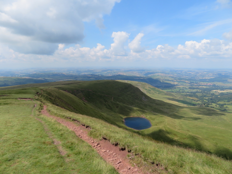 United Kingdom Wales Brecon Beacons, The Beacons Way, Corn Du shoulder, Walkopedia