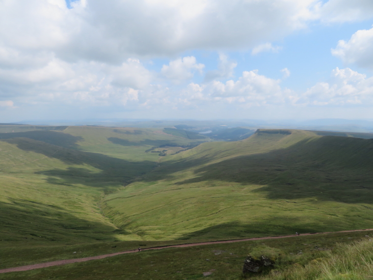 United Kingdom Wales Brecon Beacons, The Beacons Way, South from Corn Du to Taf Fechan valley, Walkopedia