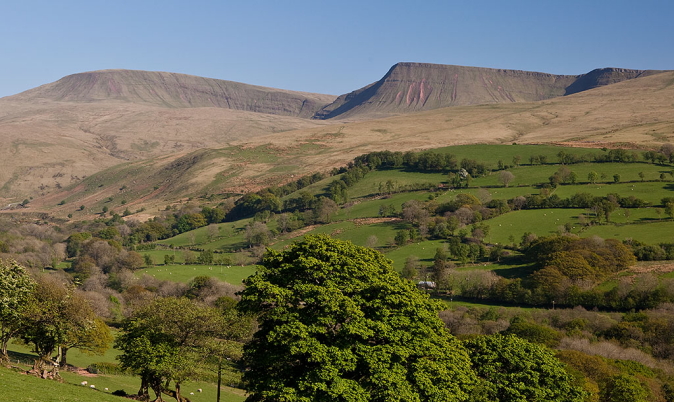 United Kingdom Wales Brecon Beacons, The Black Mountain, Peaks of Fan Foel and Picws Du, Walkopedia