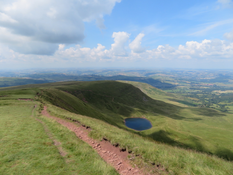 United Kingdom Wales Brecon Beacons, Brecon Beacons, NW over Cwm Llwch from Corn Du shoulder, Walkopedia