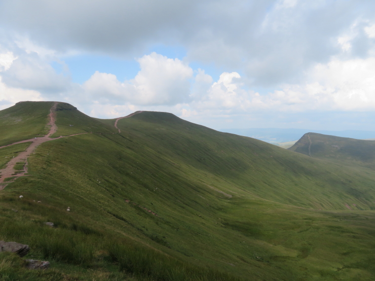 United Kingdom Wales Brecon Beacons, Brecon Beacons, Corn Du, PFY summits from Craig Gwaun Taf, Walkopedia