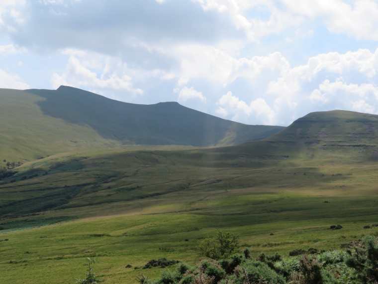 United Kingdom Wales Brecon Beacons, Brecon Beacons, Cwm LLwch and Pen Y Fan, Walkopedia