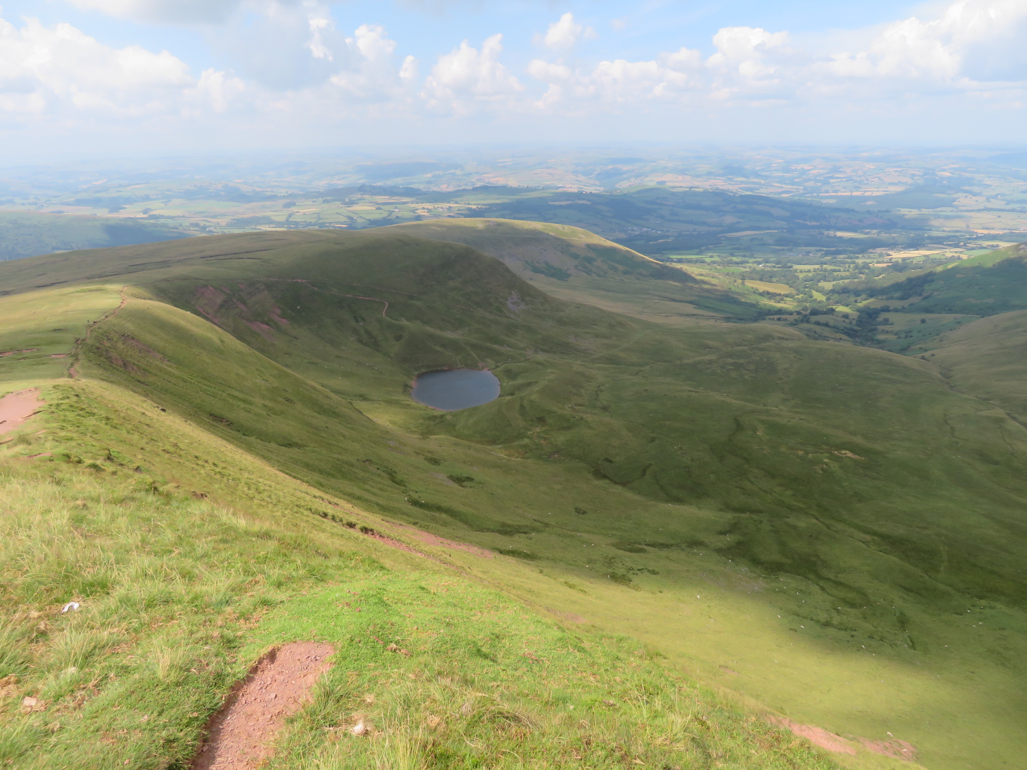 United Kingdom Wales Brecon Beacons, Pen Y Fan, Cwm Llwch, Walkopedia