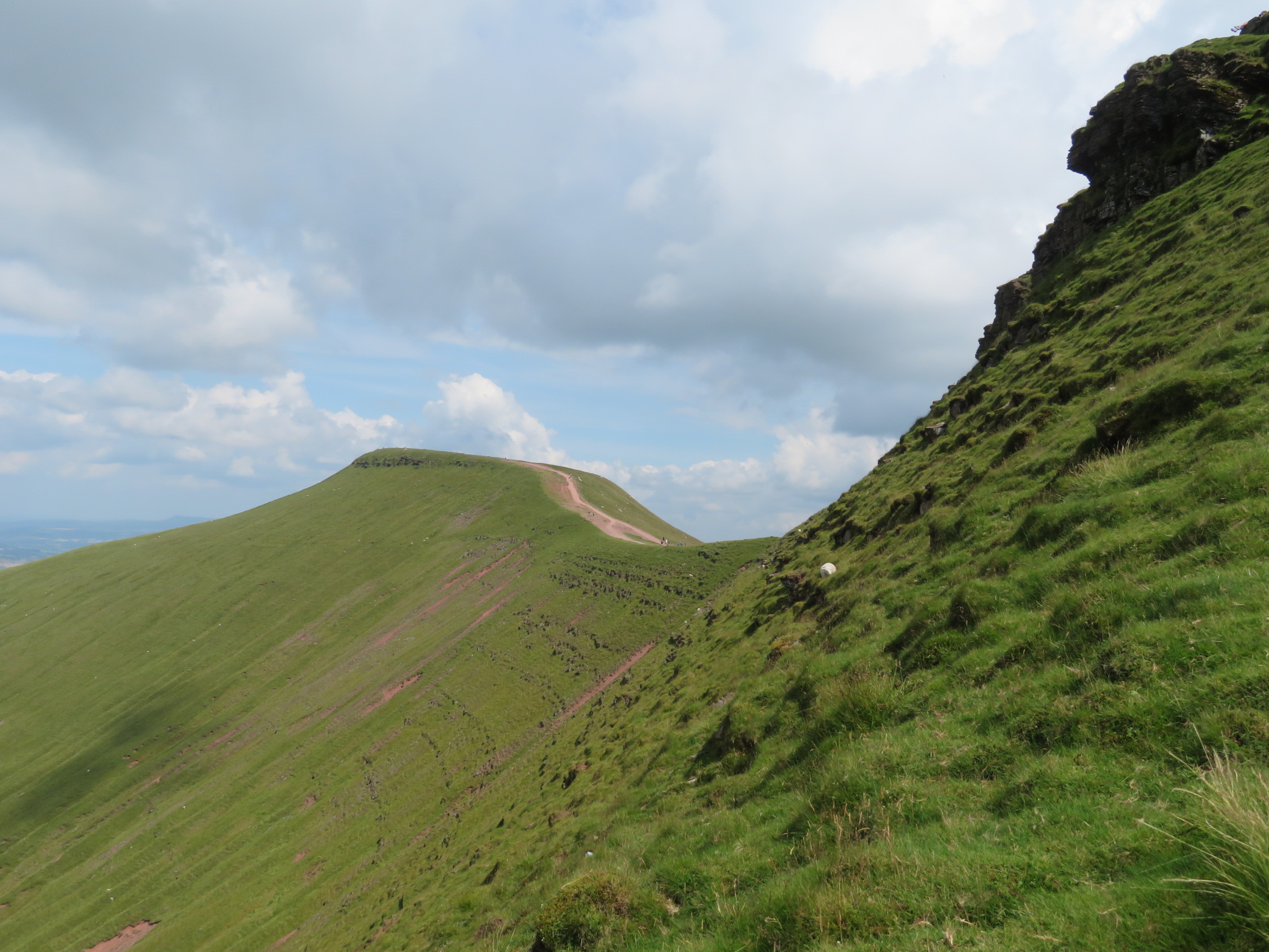 United Kingdom Wales Brecon Beacons, Pen Y Fan, PYF from Corn Du final climb, Walkopedia