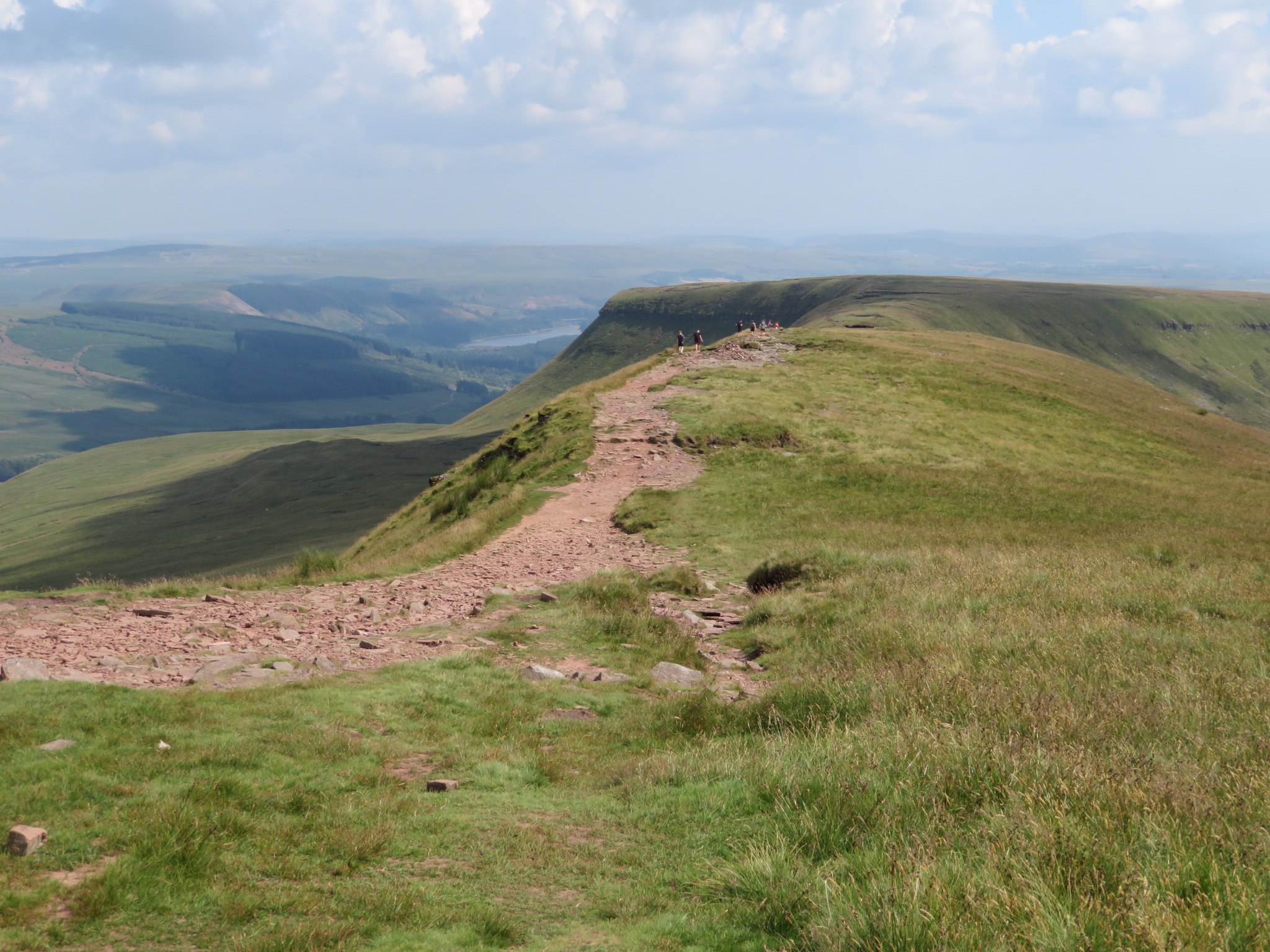 United Kingdom Wales Brecon Beacons, Pen Y Fan, South along Craig Gwaun Taf, Walkopedia