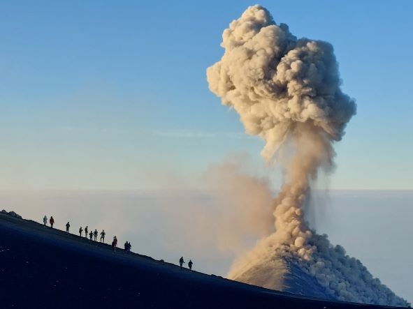 Guatemala, Volcan Acatenango and Volcan Fuego, Fuego erupting from Acatenango, dawn, Walkopedia