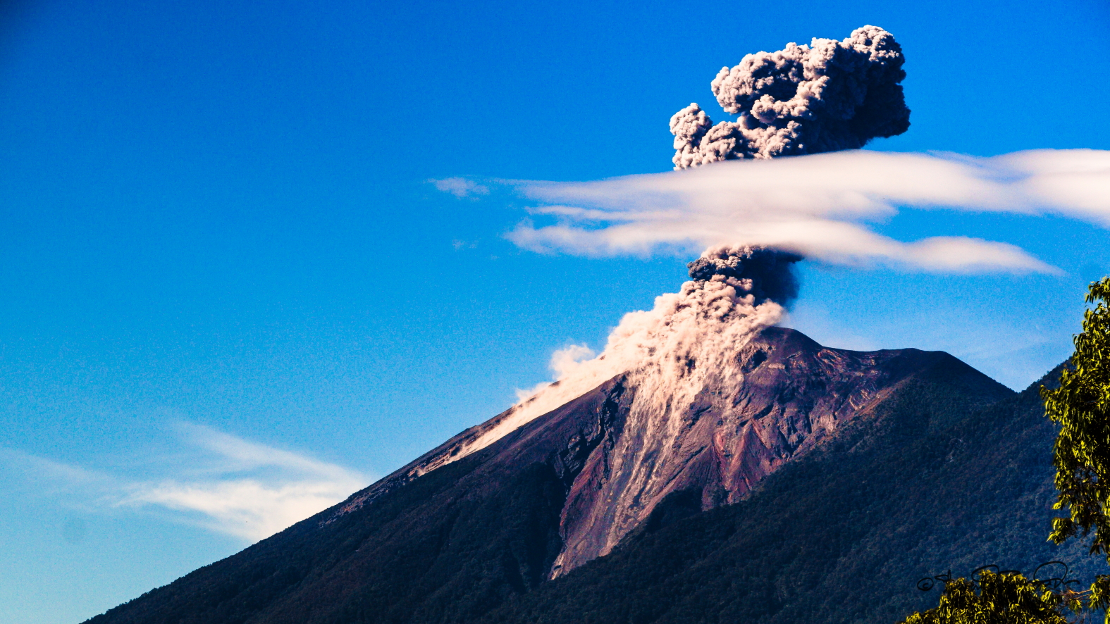 Volcan Acatenango and Volcan Fuego: Volcan de Fuego - © Flickr user Steven dosRemedios