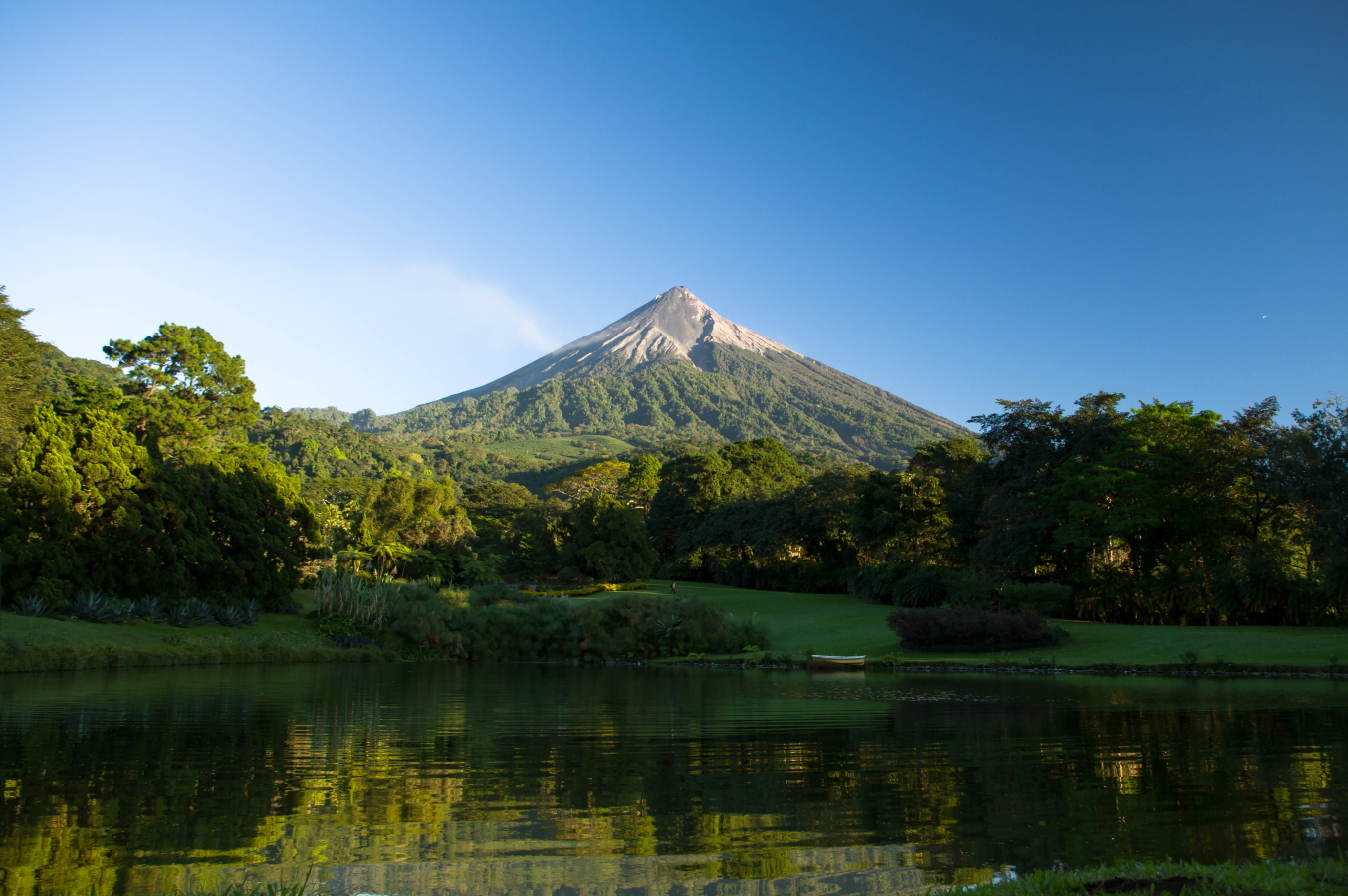 Volcan Acatenango and Volcan Fuego: Sight of Volcan de Fuego from a lake - © Flickr user Marco Verch Professional