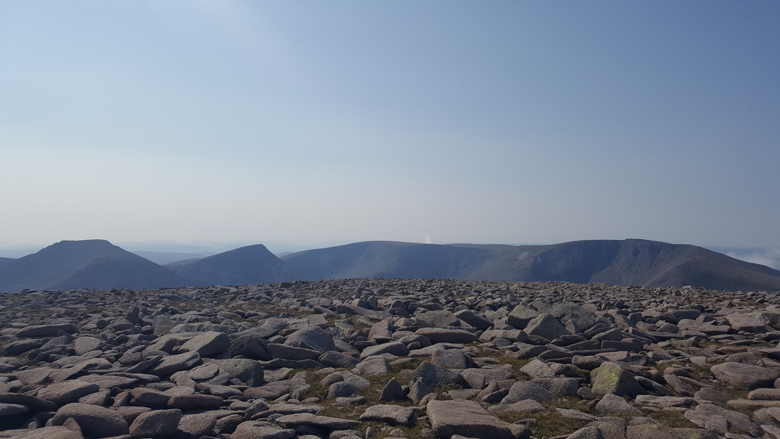 United Kingdom Scotland Cairngorms, Sron Riach ridge to Ben Macdui	, Braerich and Cairn Toul from Ben Macdui, Walkopedia