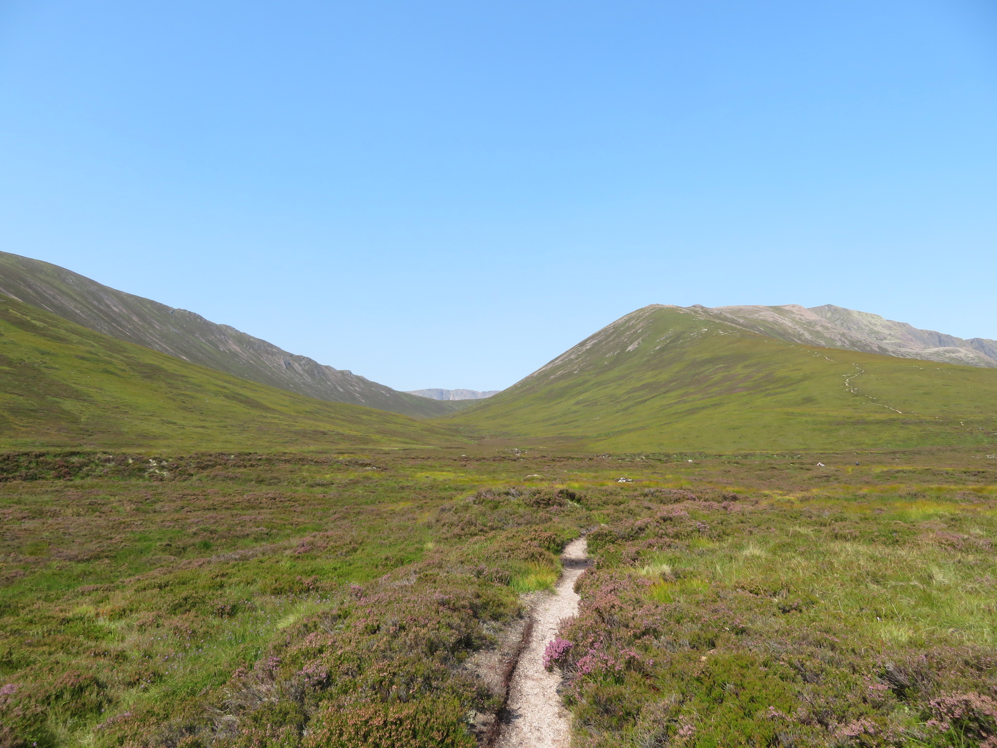 United Kingdom Scotland Cairngorms, Sron Riach ridge to Ben Macdui	, Top of Glen Lui, Sron R ridge dead ahead, Walkopedia