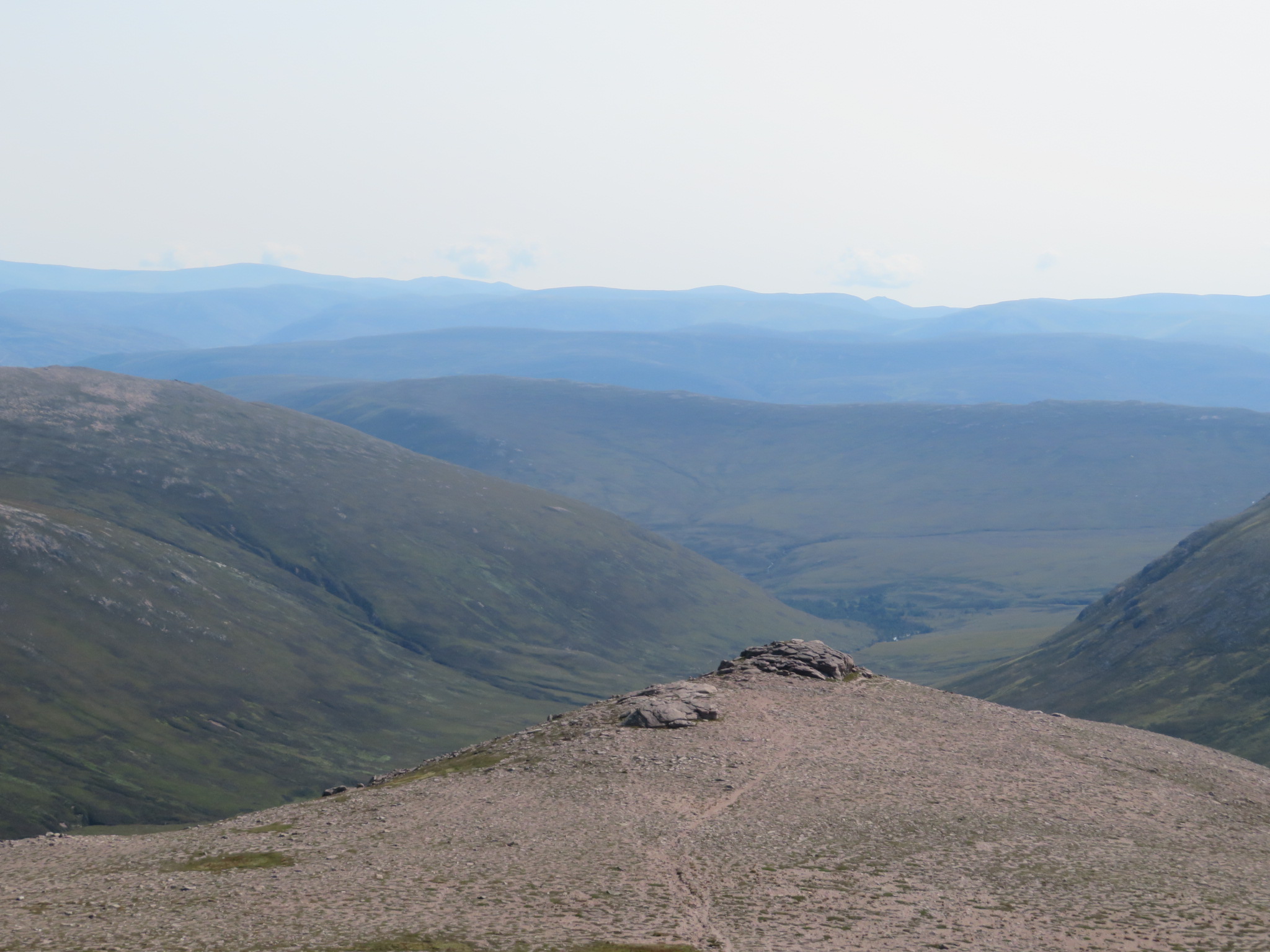 United Kingdom Scotland Cairngorms, Sron Riach ridge to Ben Macdui	, North from Sron R ridge, Walkopedia