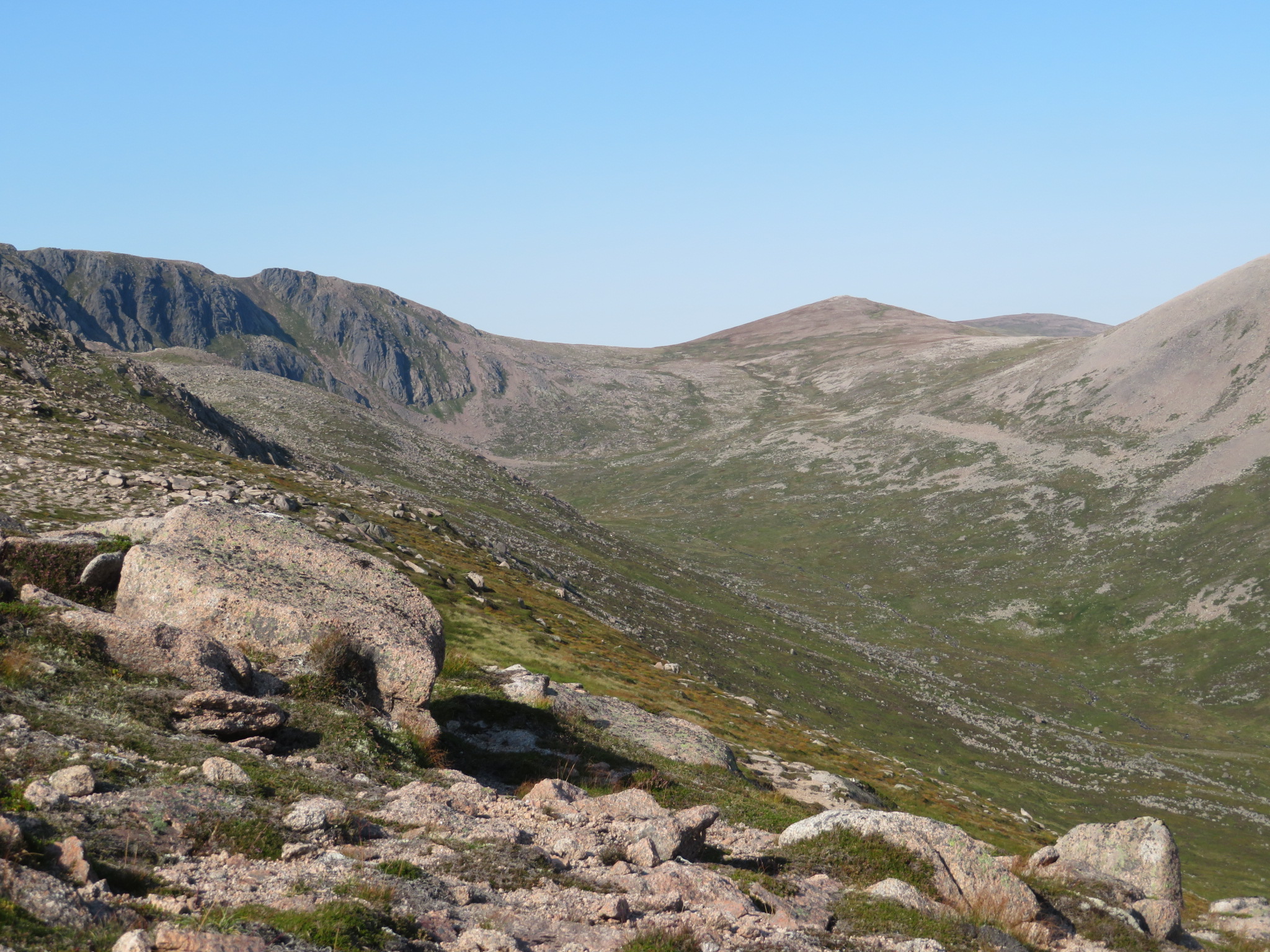 United Kingdom Scotland Cairngorms, Sron Riach ridge to Ben Macdui	, North from Sron Riach ridge, Walkopedia