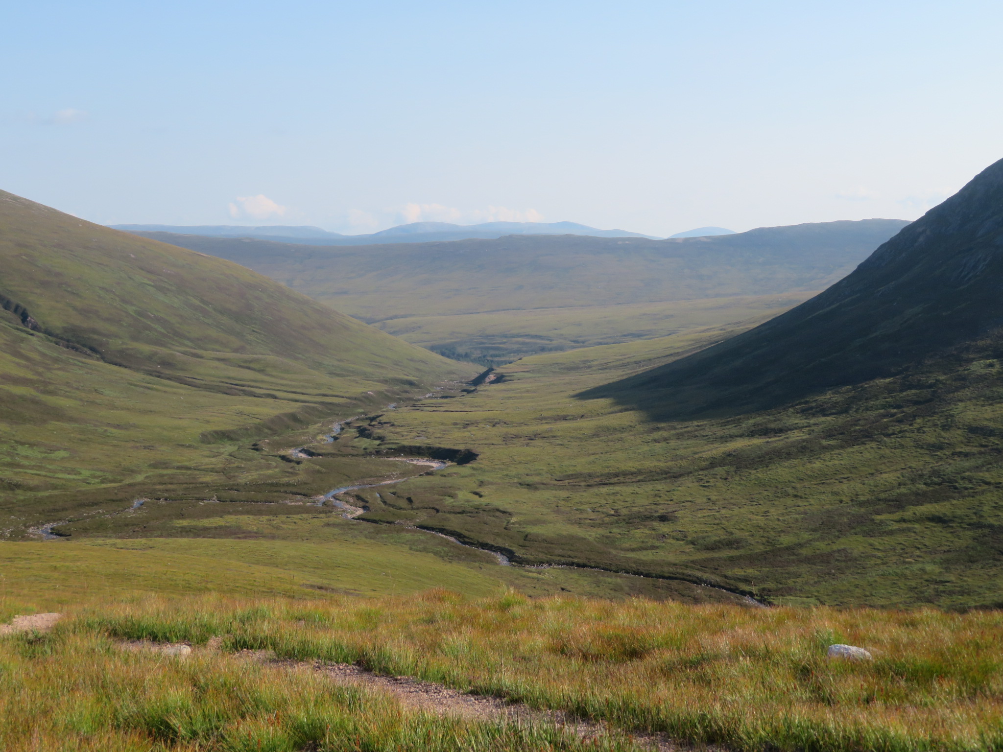 United Kingdom Scotland Cairngorms, Sron Riach ridge to Ben Macdui	, Upper Glen Lui from Sron Riach ridge, afternoon light, Walkopedia