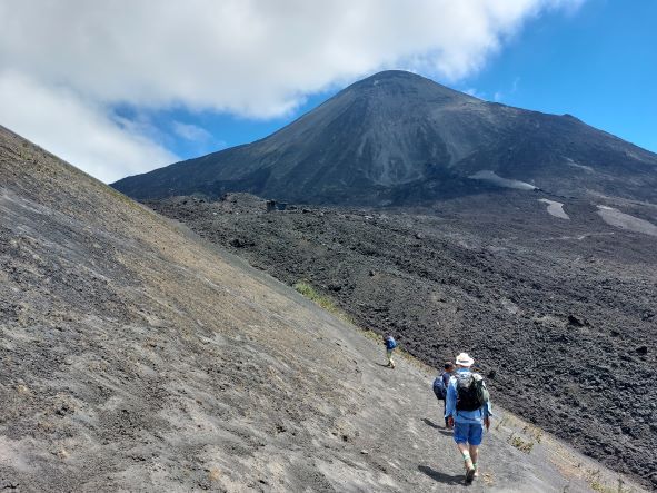 Cone from across lava shoulder - © William Mackesy Volcan Pacaya : Cone from across lava shoulder - © William Mackesy