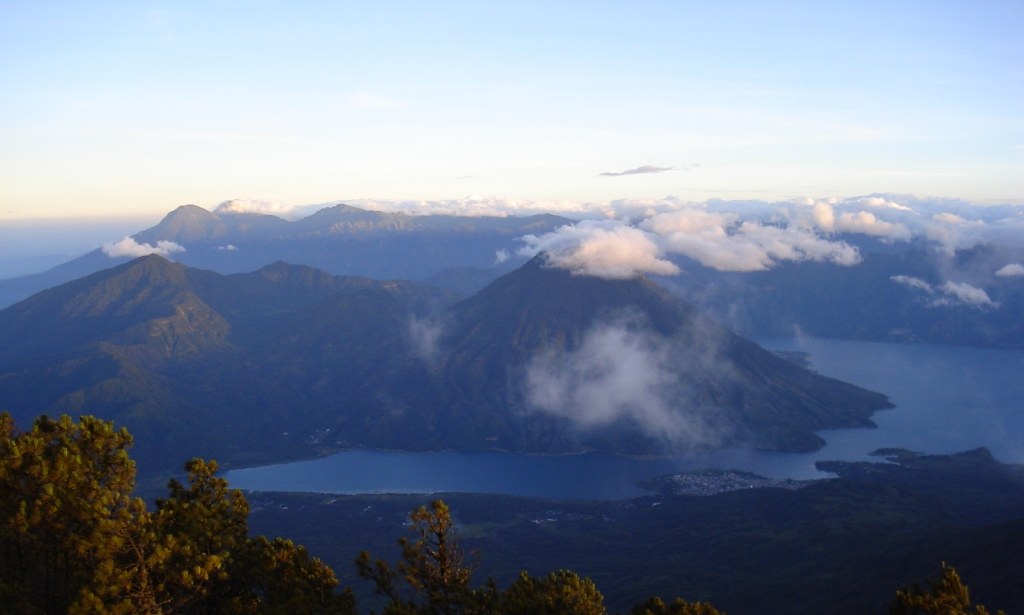 Volcan San Pedro : Volcan san pedro from volcan atitlan - © Flickr user Andres Chicol