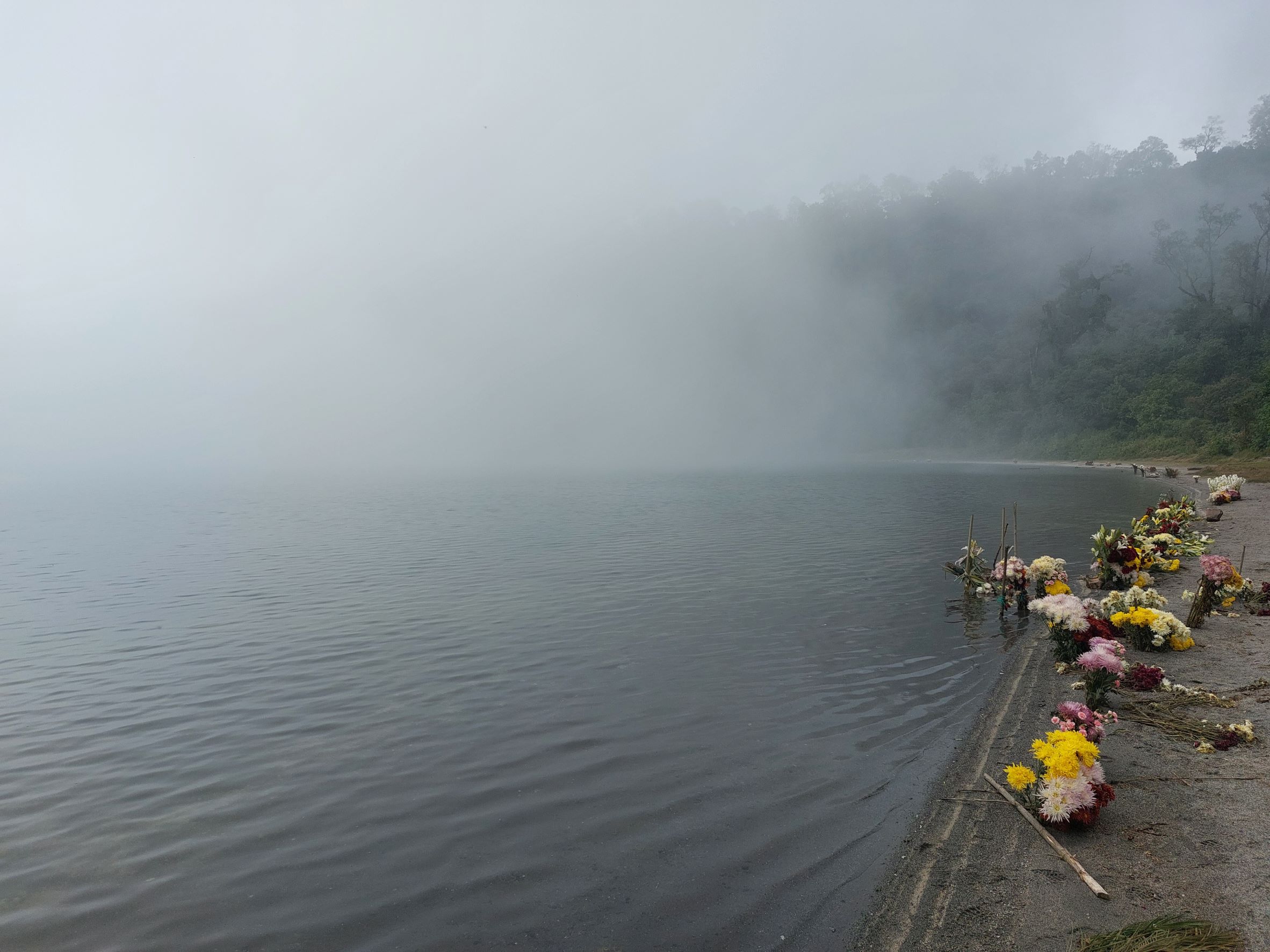 Guatemala Western Volcanic Highlands, Chicabal Crater Lake , Offering in the sand, Walkopedia