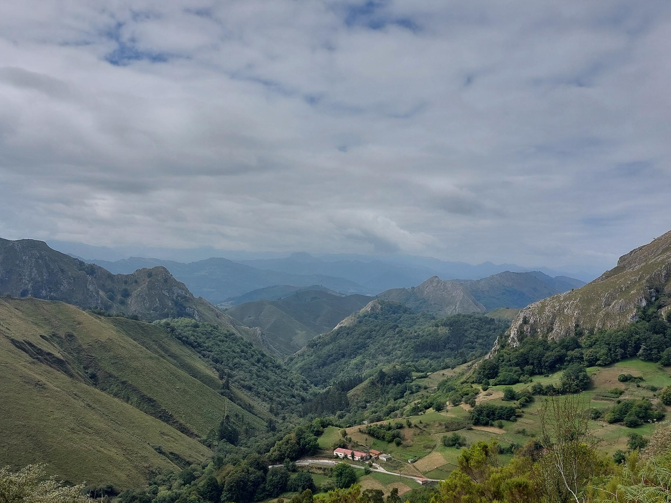 Spain NW Picos de Europa, Monfechu, SW from early ridge, Walkopedia