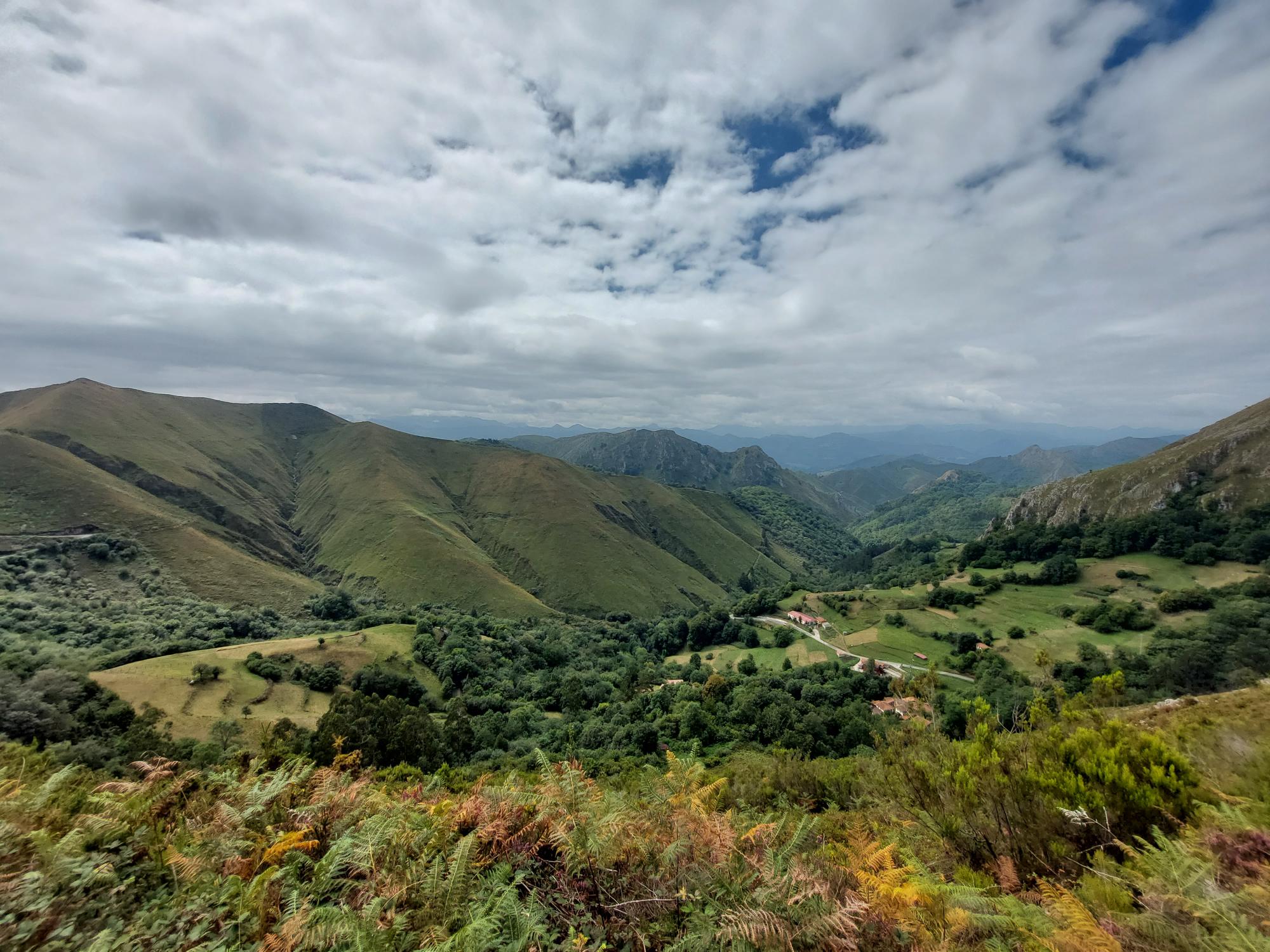 Spain NW Picos de Europa, Monfechu, SW from early ridge, Walkopedia