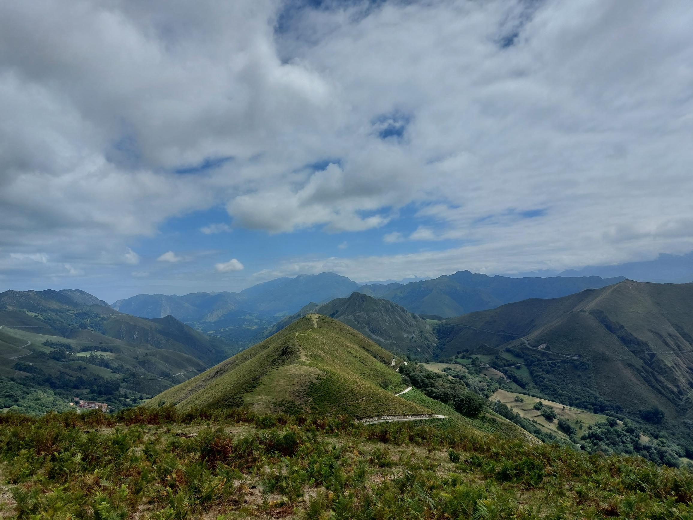 Spain NW Picos de Europa, Monfechu, Lovely high ridge, Walkopedia