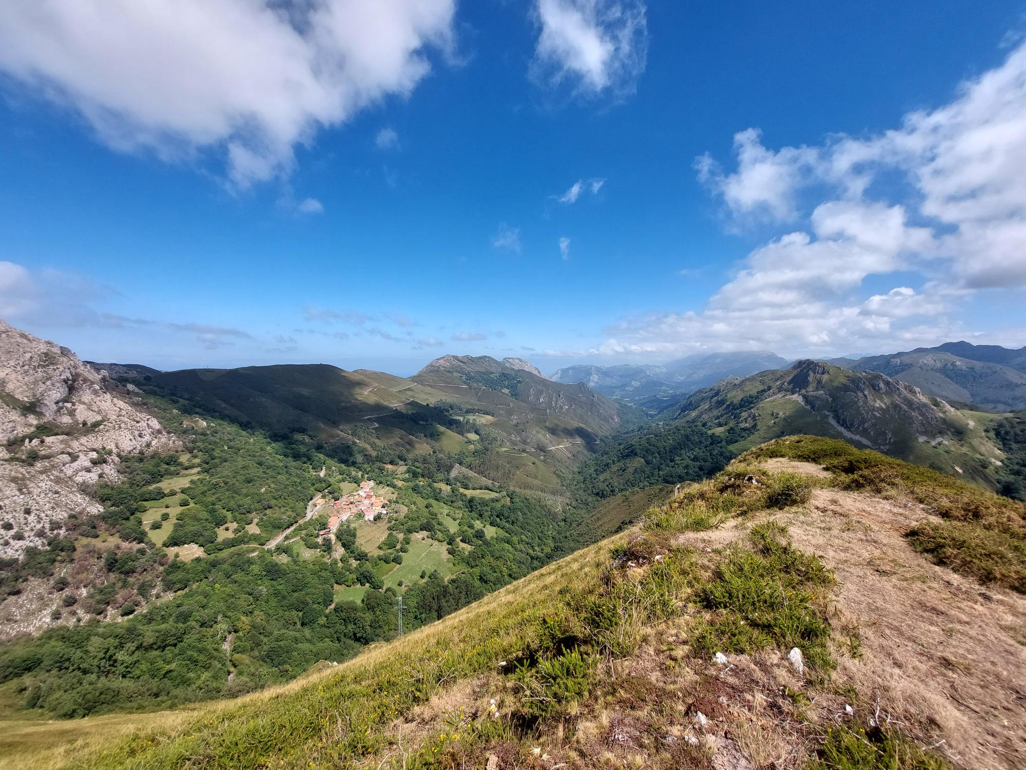 Spain NW Picos de Europa, Monfechu, East from lovely high ridge, Walkopedia