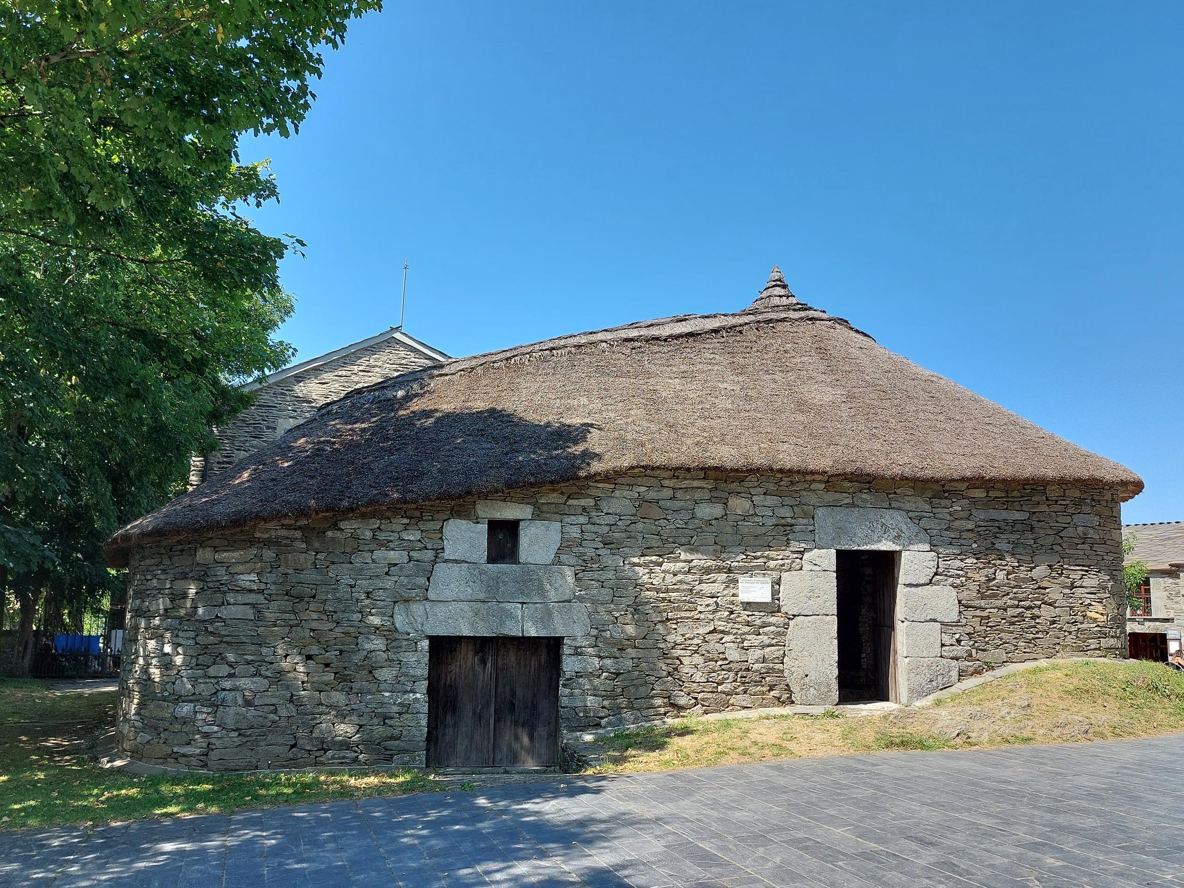 Spain NW Galicia, O Cebreiro, Resonstructed celtic hut, Walkopedia