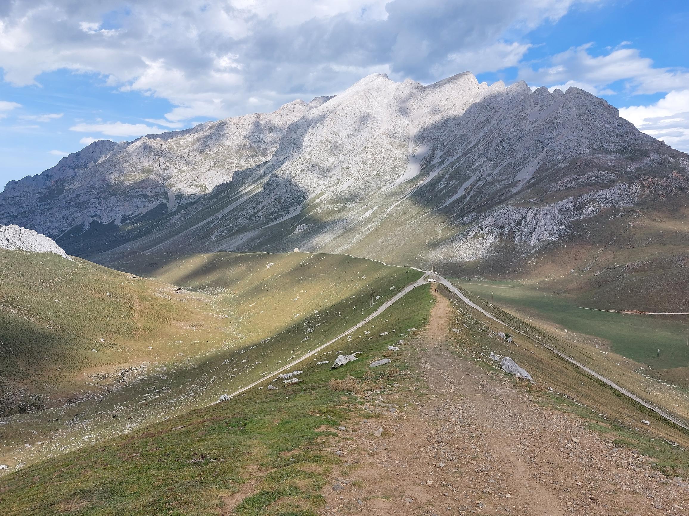 Spain NW Picos de Europa, Valle del Dudje, Down LLomba del Toro into Dudje valley, Walkopedia