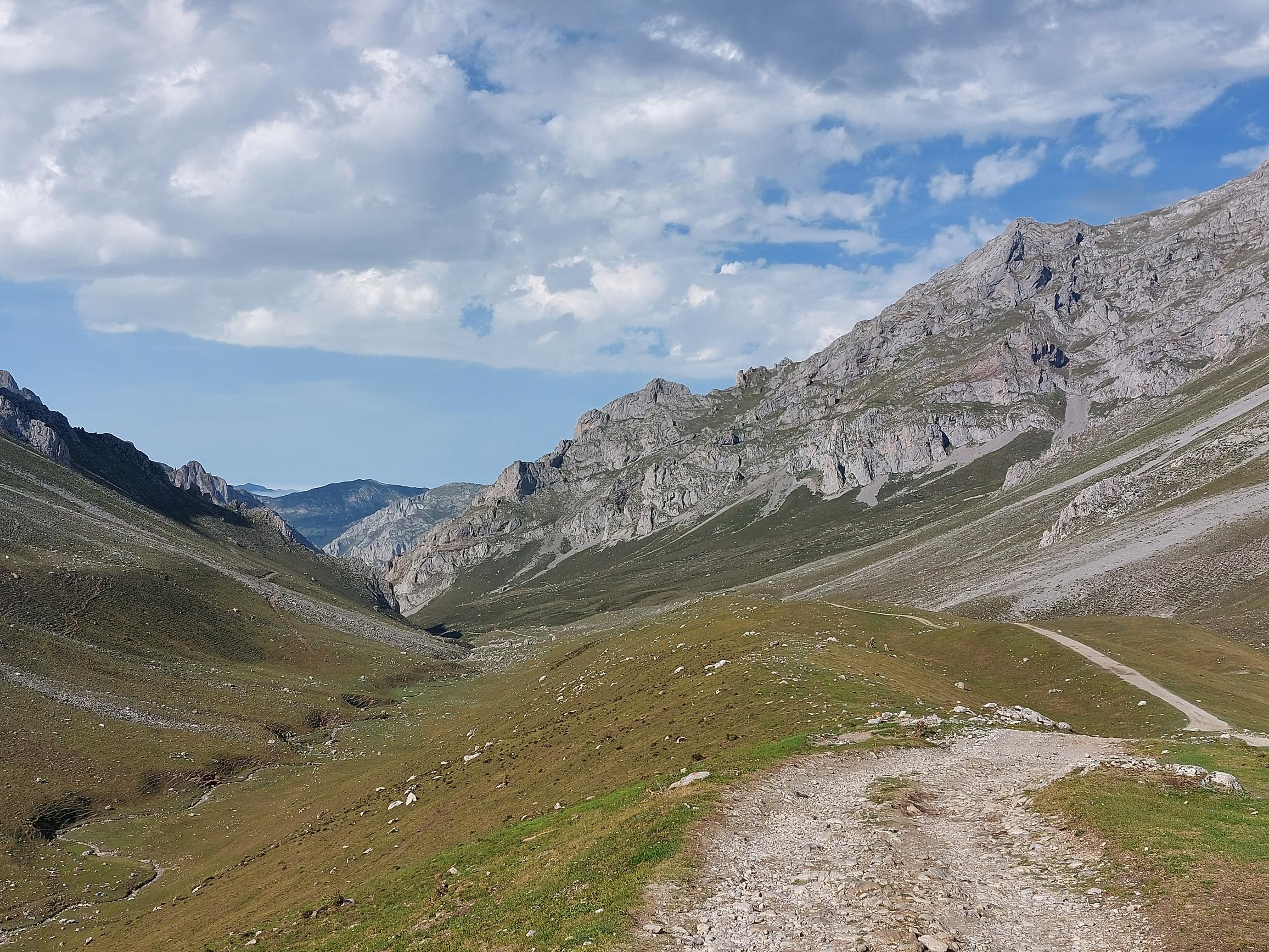 Spain NW Picos de Europa, Valle del Dudje, LLomba del Toro, Walkopedia