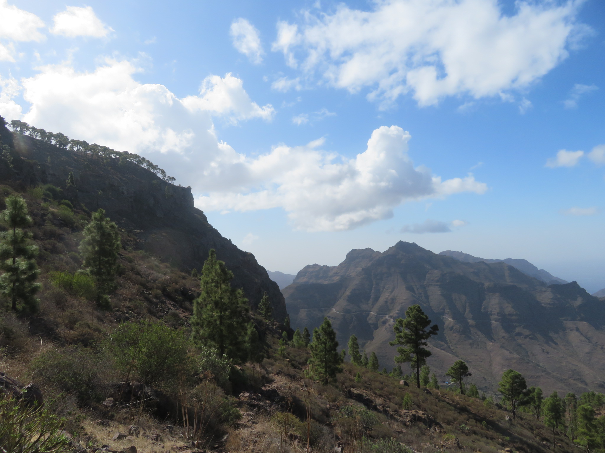 Spain Canary Islands: Gran Canaria, Inagua, Reaching Mt Viso ridge, Walkopedia