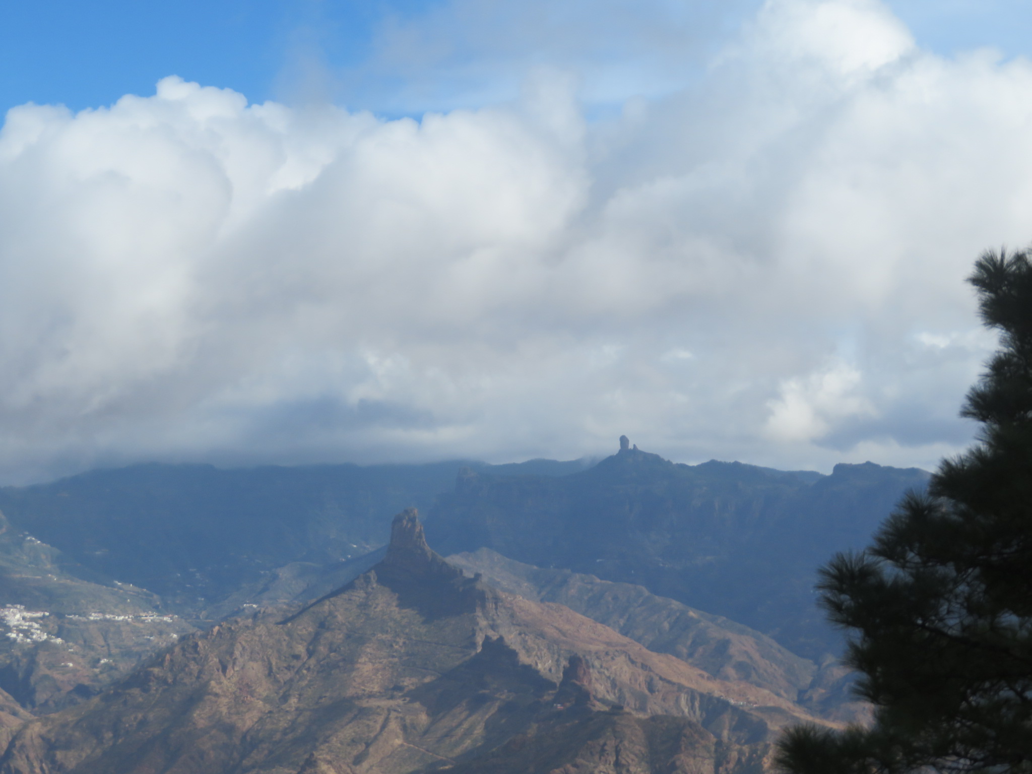 Spain Canary Islands: Gran Canaria, Altavista Ridge, Eastish to Rioque Nublo on skyline, Walkopedia