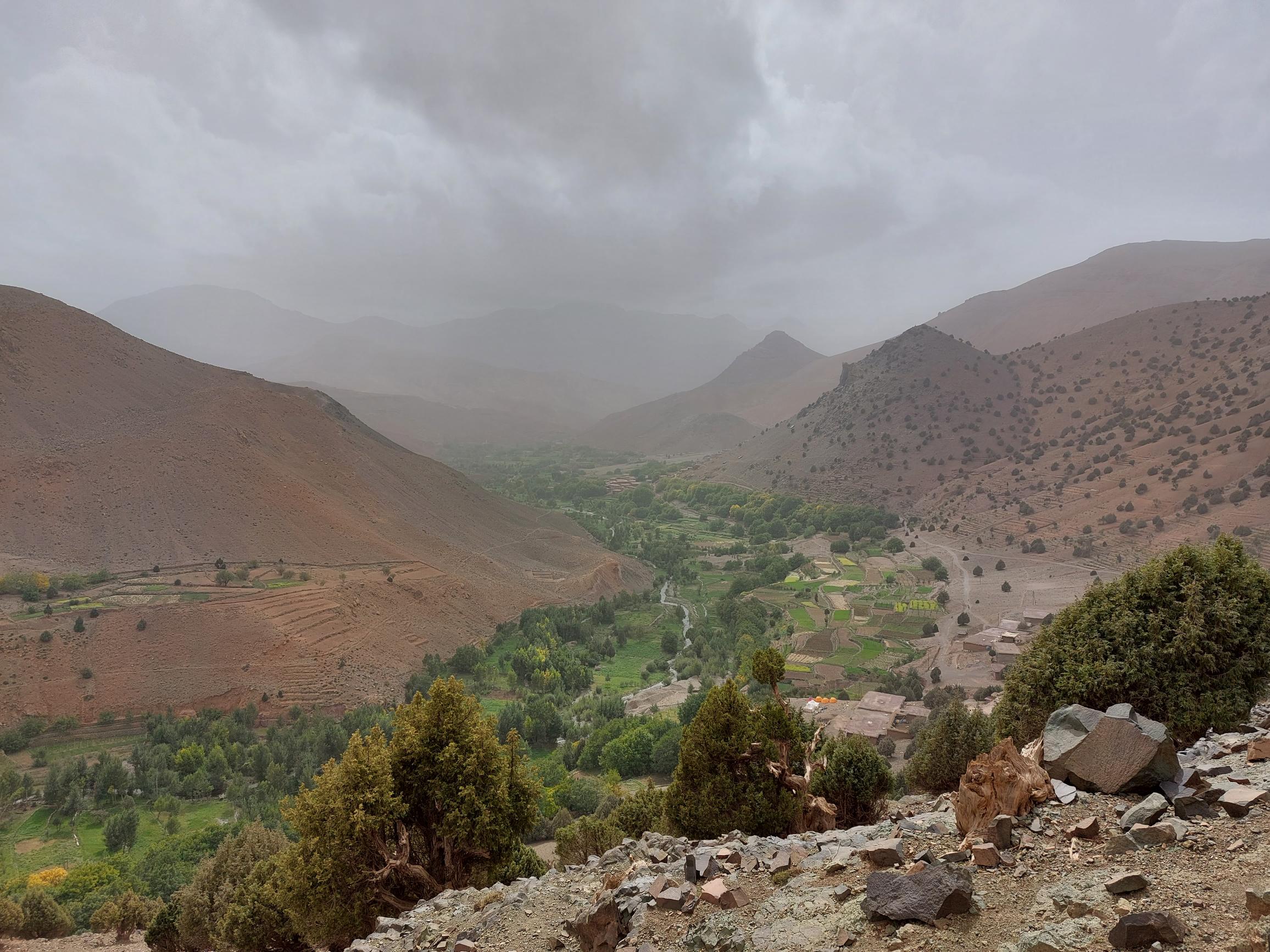 Morocco High Atlas MGoun, MGoun Traverses and Circuits, Day 4, 14 Descent to Tassaout valley very top, Walkopedia