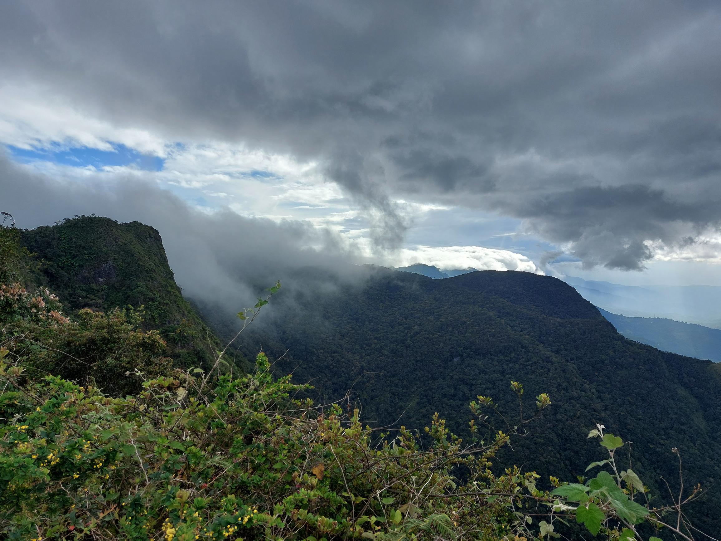 Sri Lanka Central Highlands,  Horton Plains and World's End, Wold's End, Walkopedia