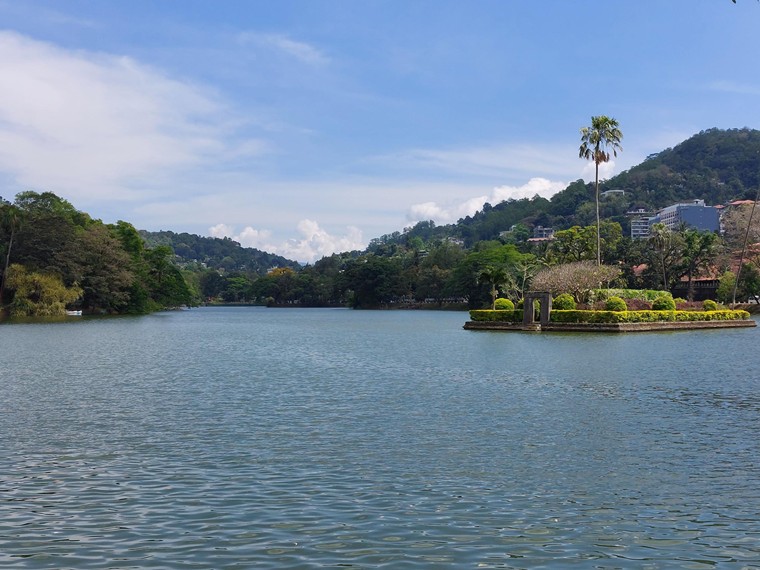 Kandy Lake - © Wiliam Mackesy Kandy area: Kandy Lake - © Wiliam Mackesy