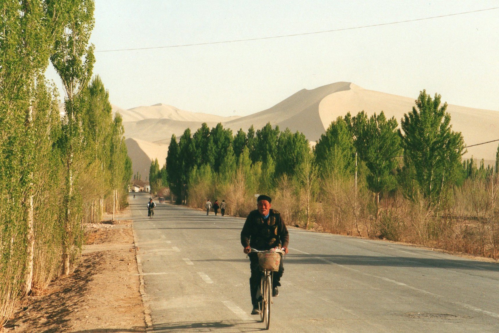 China North-west Gansu, Mingsha Dunes, Dunhuang, Empty road - 2001, Walkopedia