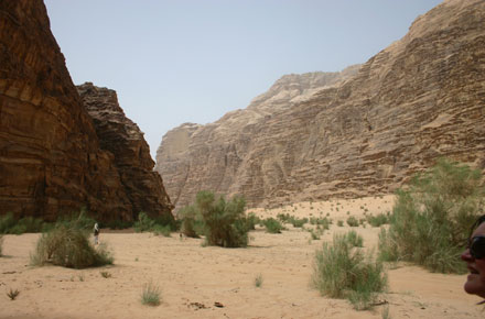 Jordan Wadi Rum, Wadi Rum, Wadi Rum - Siq Um Ishrin, the monstrous eastern wall, Walkopedia