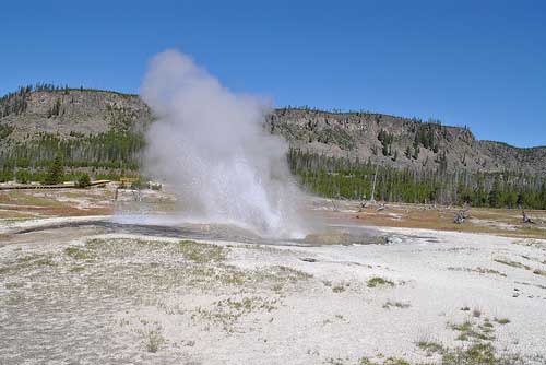 USA Western: Yellowstone NP, Yellowstone NP, Wyoming, Yellowstone NP - Jeweled geyser in Biscuit Basin, Walkopedia