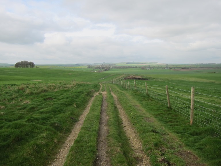 United Kingdom England, The Ridgeway, Ascending above Avebury, Walkopedia