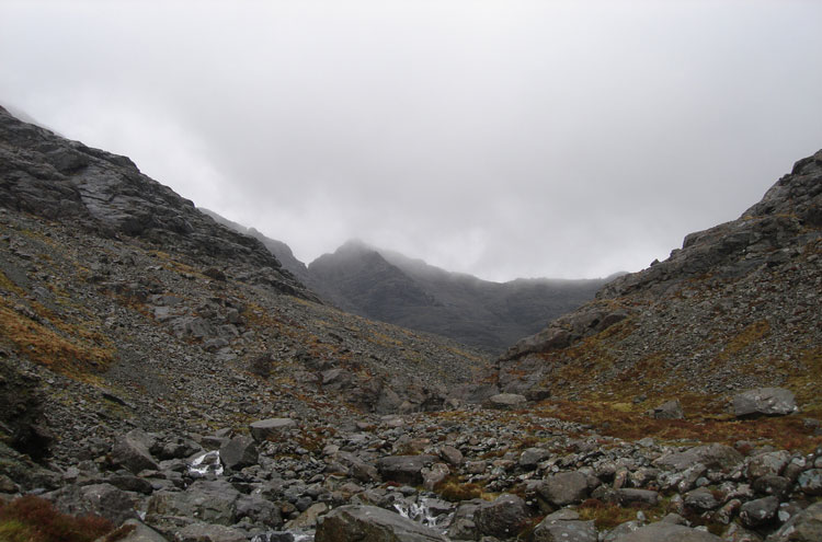 United Kingdom Scotland Isles Skye, Black Cuillin Ridge, Gully up into the Black Cuillin Ridge, Walkopedia