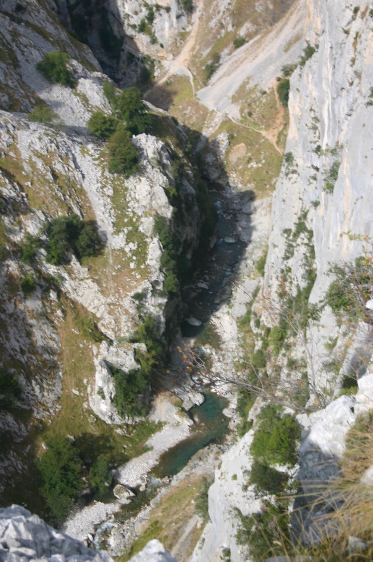 Spain NW Picos de Europa, Cares Gorge (Garganta del Cares), Cares Gorge Bottom, Walkopedia