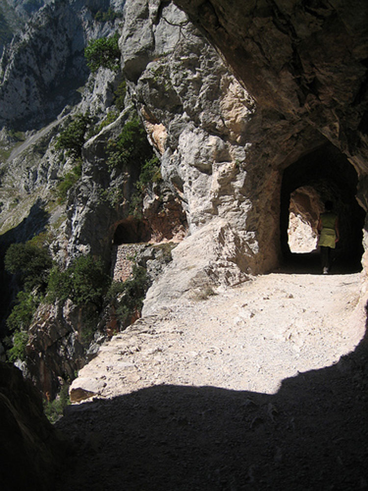 Spain NW Picos de Europa, Cares Gorge (Garganta del Cares), Cares tunnels , Walkopedia