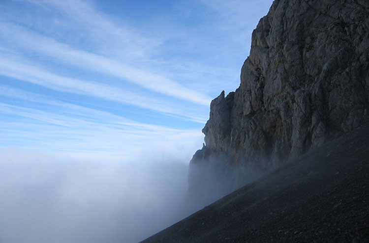 Spain NW Picos de Europa, Cares Gorge (Garganta del Cares), Sea of clouds , Walkopedia