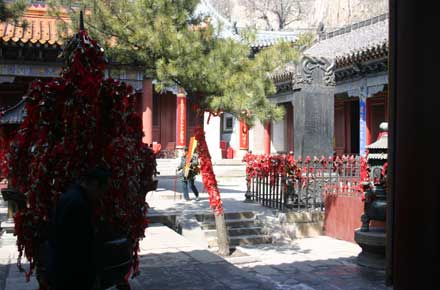 China Eastern Shandong, Tai Shan, Temple on the peak, Walkopedia