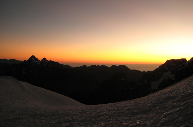 Daybreak, Pequeno Alpamayo - ©By Flickr user mik.p Alpamayo Loop: Daybreak, Pequeno Alpamayo - ©By Flickr user mik.p
