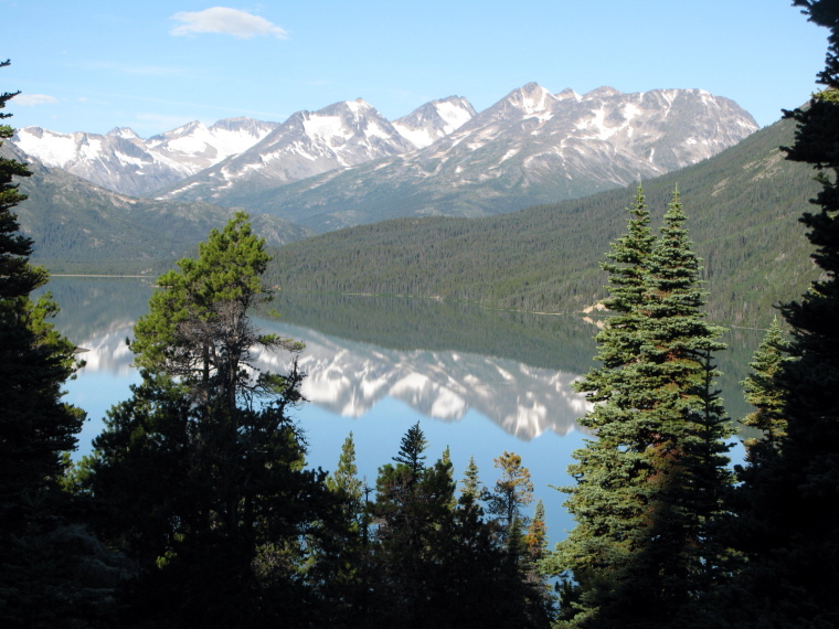 USA Alaska/Yukon, Chilkoot Trail, Reflection on Lindemand Lk, Walkopedia