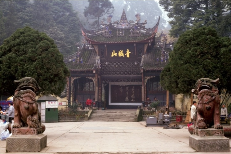 China Sichuan, Qingchen Shan, Front gate at Mt. Qingchen, Walkopedia