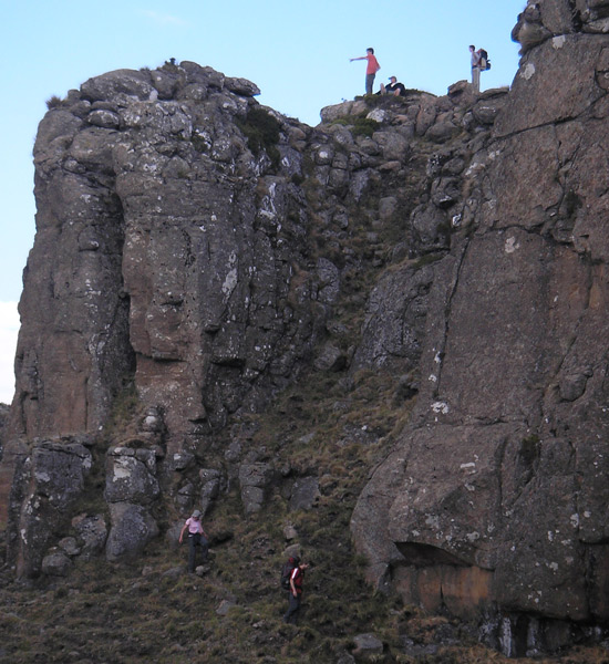 South Africa Drakensberg, North Drakensberg Traverse, The descent to Ledges Cave , Walkopedia