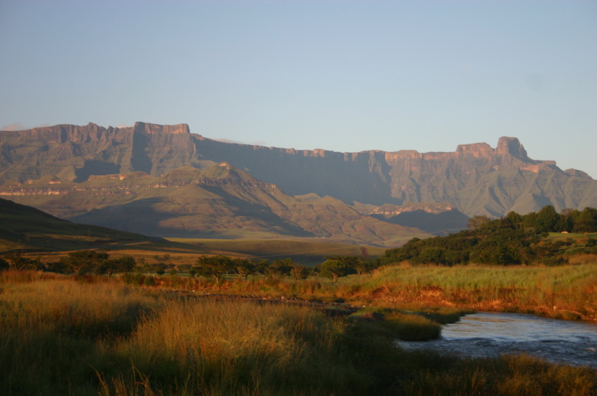 South Africa Drakensberg, North Drakensberg Traverse, Amphitheatre , Walkopedia